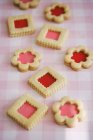 Rosa und rot gefüllte Kekse — Stockfoto