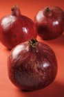 Frische rote Granatäpfel — Stockfoto