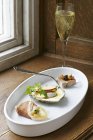 Primo piano ostrica con pollo Terrina, prosciutto e mela in ciotola — Foto stock