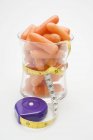 Дитяча морква зі стрічковою мірою — стокове фото