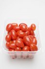 Tomates en recipiente de plástico - foto de stock