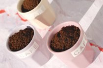 Primo piano vista di polvere di caffè istantaneo in tre becher — Foto stock