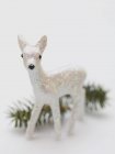 Рождественский декоративный олень с веточкой ели — стоковое фото