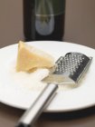 Ralador de queijo no prato — Fotografia de Stock