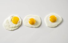 Trois œufs frits — Photo de stock