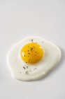 Uovo fritto con pepe — Foto stock