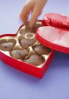 Portare a mano il cioccolato fuori dalla scatola — Foto stock