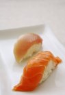 Dos nigiri sushi - foto de stock