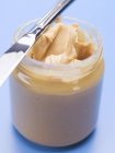 Manteiga de amendoim em frasco — Fotografia de Stock