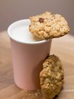 Farinha de aveia Raisin Biscoitos e copo de leite — Fotografia de Stock
