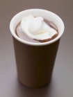 Chocolate caliente con crema en vaso de precipitados - foto de stock