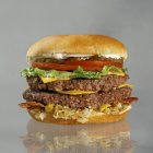 Doppelter Cheeseburger mit Speck — Stockfoto