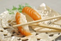 Salmón nigiri sushi - foto de stock