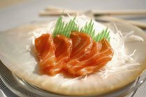 Сашими из лосося с дайкон редис — стоковое фото