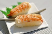 Due sushi nigiri di gamberi — Foto stock