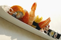 Разнообразные суши маки и нигири — стоковое фото