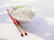 Schüssel Reis mit Stäbchen — Stockfoto