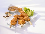 Satay mit Erdnusssoße — Stockfoto