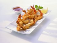 Servir des crevettes frites avec trempette — Photo de stock