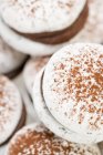 Macarons cheios de chocolate empilhados — Fotografia de Stock