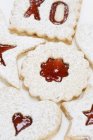 Biscoitos de geleia polvilhados com açúcar de confeiteiro — Fotografia de Stock