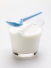 Iogurte natural em vidro — Fotografia de Stock