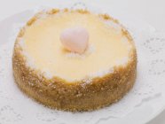 Pastel de queso pequeño con corazón - foto de stock