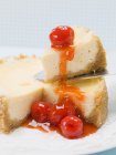 Bolo de queijo pequeno com cerejas — Fotografia de Stock