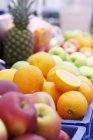 Früchte in Kisten auf Bauernmarkt — Stockfoto