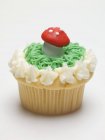 Cupcake com cogumelo agárico — Fotografia de Stock
