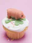 Cupcake avec des charmes chanceux — Photo de stock