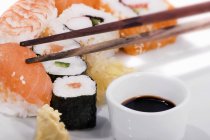 Maki sushi and nigiri sushi — Stock Photo