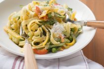 Tagliatelle Primavera Pasta mit Gemüse und Käse — Stockfoto