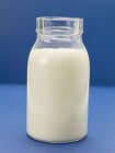 Pequena garrafa de leite — Fotografia de Stock