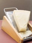 Parmesano sobre rallador de queso - foto de stock