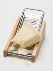 Parmesão em ralador de queijo — Fotografia de Stock