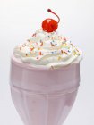 Milkshake com creme e coquetel cereja — Fotografia de Stock