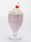 Milkshake con panna e ciliegia cocktail — Foto stock