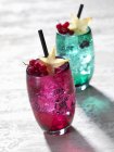 Two cocktails with redcurrants — Stock Photo