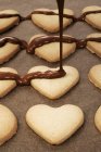 Herzförmige Kekse mit Kuvertürschokolade — Stockfoto
