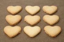 Filas de galletas en forma de corazón - foto de stock