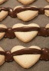 Biscoitos em forma de coração com cobertura de chocolate — Fotografia de Stock