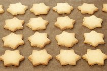 File di biscotti a forma di stella — Foto stock