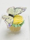 Muffin rose décoré de papillon — Photo de stock