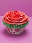 Кекс с марципановой розой — стоковое фото