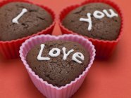 Шоколадні кекси, у формі серця — стокове фото