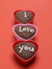 Muffins de chocolate em forma de coração — Fotografia de Stock