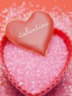 Primo piano vista del cuore di vaniglia con glassa rossa su zucchero rosa — Foto stock