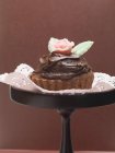Gâteau au chocolat avec massepain — Photo de stock