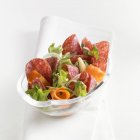 Salami Salat mit Karotten — Stockfoto